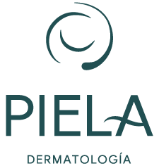 Logotipo del centro dermatológico PIELA sobre fondo blanco.